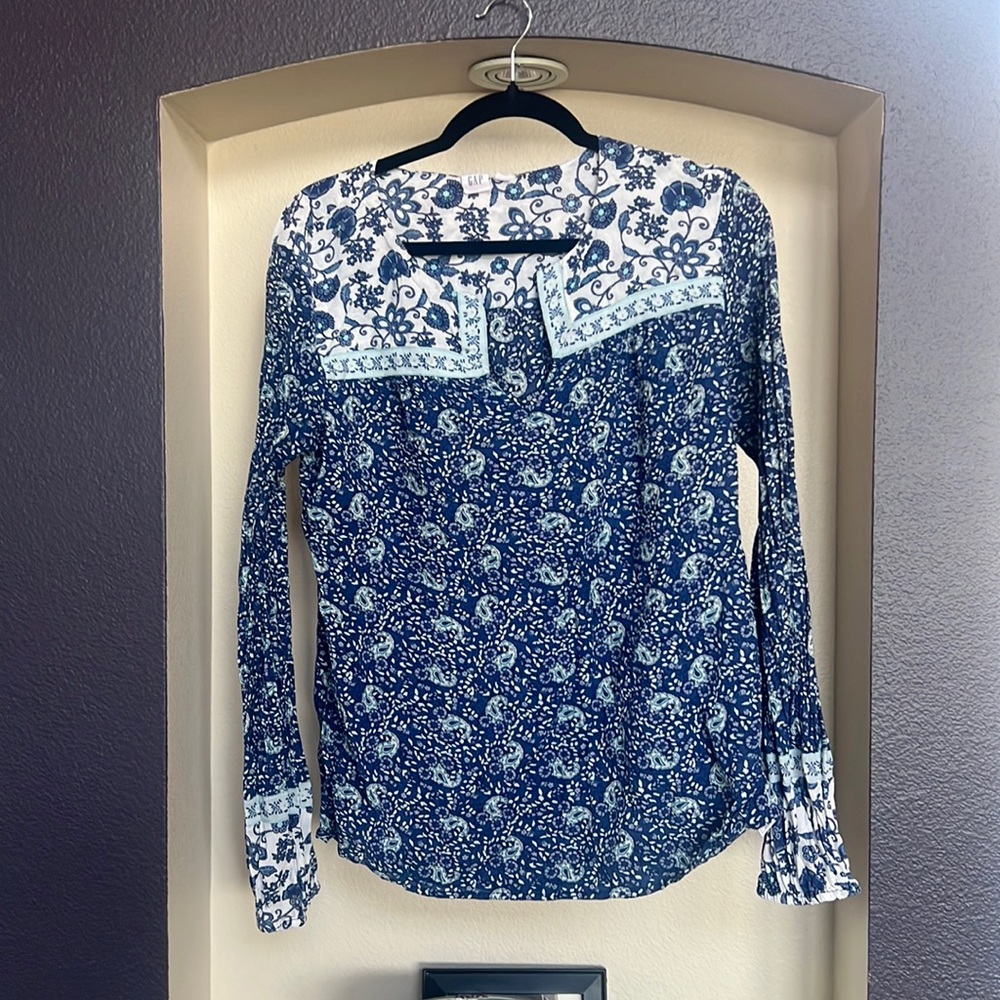 Gap GUC blue paisley v-neck balloon sleeve blouse Size Large